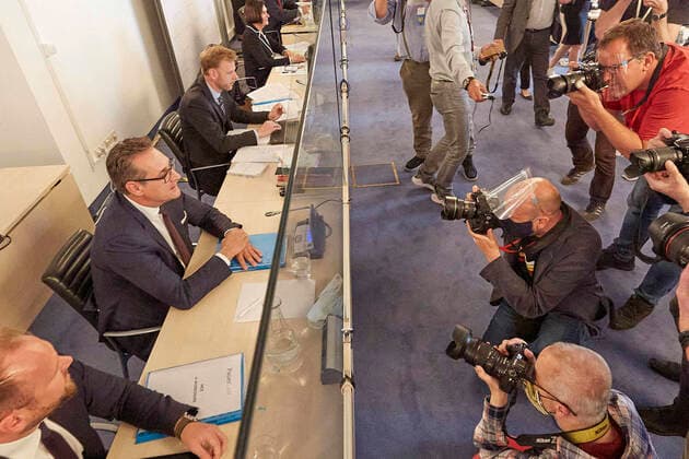 Bilder des Jahres 2020, News 06 Juni News Themen der Woche KW23 News Bilder des Tages - Wien 04.06.2020 - Heute am Vormittag startete im Parlament der Untersuchungsausschuss zur Ibiza-Affäre. Das Ibiza-Video führte zur Regeirungsauflösung der ÖVP-FPÖ Koalition 2019. Im Mittelpunkt steht u.a. der damalige FPÖ Bundesparteichef und Vizekanzler Strache. PHOTO: Heinz-Christian Strache (2vL)war die zweite Auskunftsperson heute. Vienna (Austria) - This morning, the committee of inquiry into the Ibiza affair started in parliament. The Ibiza video led to the dissolution of the ÖVP-FPÖ coalition 2019. The focus was on the then FPO federal party leader and vice chancellor Strache. Ibiza-Untersuchungsausschuss *** Vienna 04 06 2020 This morning the committee of inquiry into the Ibiza affair started in parliament. The Ibiza video l 