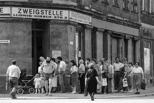 Währungsunion 01.07.1990, Chemnitz, Sonnenberg, Stadtsparkasse, Zweigstelle Ludwig-Kirsch-Strasse, Mit dem Tag der Währungsunion- 01.07.1990- konnten alle DDR- Bürger ihr Bargeld und ihre Spareinlagen von Ostmark in D- Mark umtauschen. Chemnitz Sachsen BRD *** Monetary Union 01 07 1990, Chemnitz, Sonnenberg, Stadtsparkasse, Branch Ludwig Kirsch Strasse, With the day of the Monetary Union 01 07 1990 all GDR citizens could exchange their cash and savings deposits from Ostmark to D Mark Chemnitz Saxony FRG