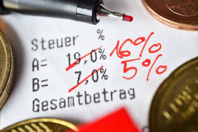 Bilder des Jahres 2020, News 06 Juni News Themen der Woche KW23 News Bilder des Tages Durchgestrichene MehrwertsteuersÃ¤tze auf einem Kassenbon, Symbolfoto fÃ¼r gesenkte Mehrwertsteuer zur Ankurbelung der Wirtschaft *** Crossed-out VAT rates on a receipt, symbolic photo for reduced VAT to stimulate the economy ** NUR FUER REDAKTIONELLE ZWECKE ** EDITORIAL USE ONLY **