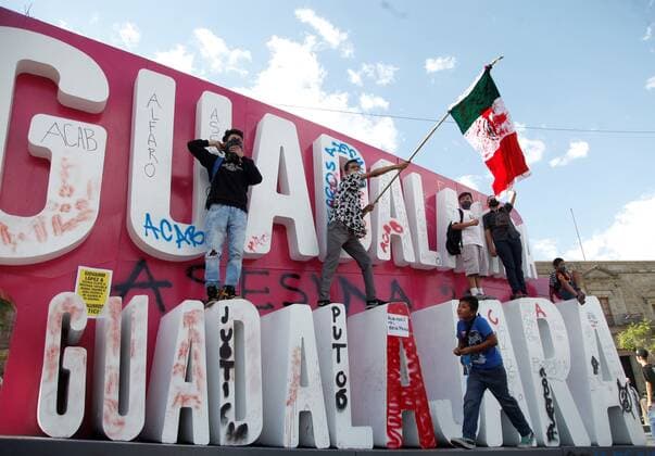 Young people wave a Mexican flag in front of the Government Palace of Jalisco this Thursday, during a protest for the death of Giovanni Lopez, beaten by police from Ixtlahuacan de los Membrillos, in the city of Guadalajara, Mexico 4 June 2020. At least 20 people arrested and two burned patrols left protests in the Mexican city of Guadalajara on Thursday against police abuse of a young man who died after being arrested for not wearing face masks in the middle of the coronavirus pandemic. Twenty detainees and two patrols burned in protests against police abuse !ACHTUNG: NUR REDAKTIONELLE NUTZUNG!  Copyright: xFranciscoxGuascox MEX2123 20200605-637269354891416023