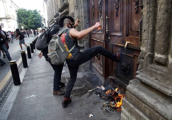 Young people kick the door of the Government Palace of Jalisco this Thursday, during a protest for the death of Giovanni Lopez, beaten by police from Ixtlahuacan de los Membrillos, in the city of Guadalajara, Mexico 4 June 2020. At least 20 people arrested and two burned patrols left protests in the Mexican city of Guadalajara on Thursday against police abuse of a young man who died after being arrested for not wearing face masks in the middle of the coronavirus pandemic. Twenty detainees and two patrols burned in protests against police abuse !ACHTUNG: NUR REDAKTIONELLE NUTZUNG!  Copyright: xFranciscoxGuascox MEX2121 20200605-637269355498447089