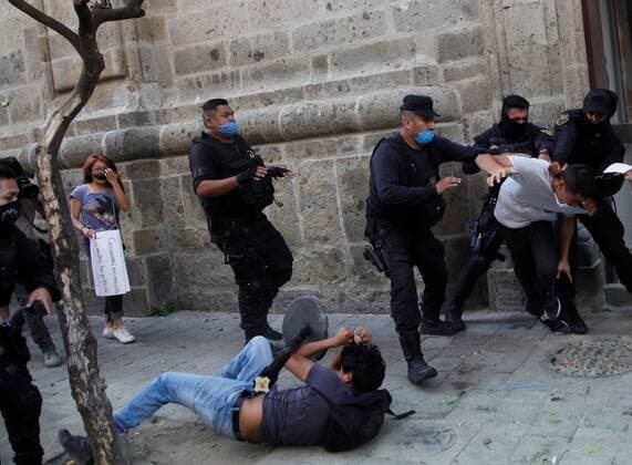 Police detain two young people outside the Jalisco Government Palace this Thursday, during a protest for the death of Giovanni Lopez, beaten by police from Ixtlahuacan de los Membrillos, in the city of Guadalajara, Mexico 4 June 2020. At least 20 people arrested and two burned patrols left protests in the Mexican city of Guadalajara on Thursday against police abuse of a young man who died after being arrested for not wearing face masks in the middle of the coronavirus pandemic. Twenty detainees and two patrols burned in protests against police abuse !ACHTUNG: NUR REDAKTIONELLE NUTZUNG!  Copyright: xFranciscoxGuascox MEX2117 20200605-637269355505634590