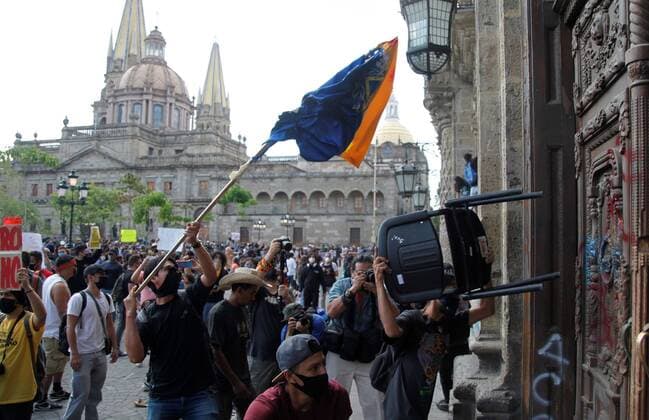 Protesters attack the door of the Government Palace of Jalisco this Thursday, during a protest for the death of Giovanni Lopez, beaten by police from Ixtlahuacan de los Membrillos, in the city of Guadalajara, Mexico 4 June 2020. At least 20 people arrested and two burned patrols left protests in the Mexican city of Guadalajara on Thursday against police abuse of a young man who died after being arrested for not wearing face masks in the middle of the coronavirus pandemic. Twenty detainees and two patrols burned in protests against police abuse !ACHTUNG: NUR REDAKTIONELLE NUTZUNG!  Copyright: xFranciscoxGuascox MEX2120 20200605-637269356112353335