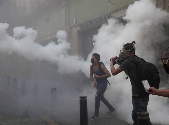 Young people throw stones at police outside the Government Palace of Jalisco this Thursday, during a protest for the death of Giovanni Lopez, beaten by police from Ixtlahuacan de los Membrillos, in the city of Guadalajara, Mexico 4 June 2020. At least 20 people arrested and two burned patrols left protests in the Mexican city of Guadalajara on Thursday against police abuse of a young man who died after being arrested for not wearing face masks in the middle of the coronavirus pandemic. Twenty detainees and two patrols burned in protests against police abuse !ACHTUNG: NUR REDAKTIONELLE NUTZUNG!  Copyright: xFranciscoxGuascox MEX2124 20200605-637269356719072088