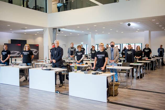 Bilder des Jahres 2020, News 06 Juni News Themen der Woche KW23 THÜRINGER LANDTAG SONDERPLENUM 05 06 2020 - Erfurt: Die Mitglieder der Fraktion DIE LINKE trägt ein schwarze T-Shirts mit Bezug zum Todesfall George Floyd mit der Aufschrift ãRASSISMUS TÖTETÒ vor Beginn der 15. Plenarsitzung des Thüringer Landtags am 5. Juni 2020 in der Arena Erfurt. _________________ *** THÜRINGER LANDTAG SONDERPLENUM 05 06 2020 Erfurt The members of the parliamentary group DIE LINKE wear a black T-shirt with reference to the death of George Floyd with the inscription RACISM KILLS before the beginning of the 15th plenary session of the Thuringian Landtag on 5 June 2020 in the Arena Erfurt