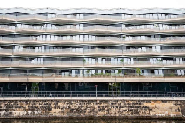 10 06 2019, Berlin, Germany, Europe New construction of an upscale residential and commercial building KunstCampus with condominiums and commercial space in Europacity Am Hamburger Bahnhof in the Heidestrasse district along the banks of the Schifffahrtskanal in the Moabit district