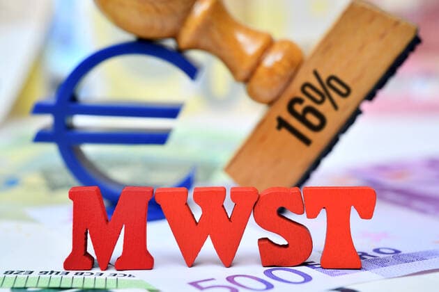 PHOTO MOUNTING, letters form the abbreviation of VAT in front of a stamp with the inscription 16 and the Euro symbol, symbol photo for reduced VAT to stimulate the economy ** NUR FUER REDAKTIONELLE ZWECKE ** EDITORIAL USE ONLY **