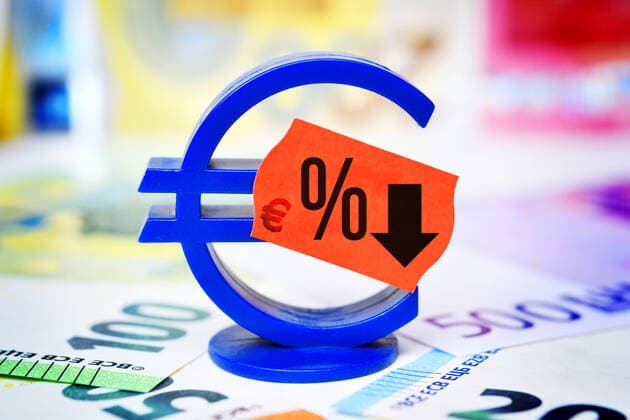 PHOTOMONTAGE, Euro sign with price tag and percentage sign, symbol photo for reduced value added tax to stimulate the economy ** NUR FUER REDAKTIONELLE ZWECKE ** EDITORIAL USE ONLY **