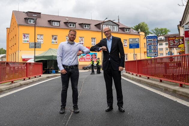 Bilder des Jahres 2020, News 06 Juni News Themen der Woche KW23 News Bilder des Tages Tschechien öffnet Grenzen Der Bürgermeister von Dolni Poustevna Robert Holec (links) und der Oberbürgermeister von der Stadt Sebnitz Mike Ruckh (rechts) treffen sich gemeinsam auf der Grenzbrücke zwischen Tschechien und Deutschland. Das Parlament in Prag hat beschlossen, dass am Mittag dem 05.06.2020 wieder für Deutsche Staatsbürger geöffnet wird. Sebnitz Sachsen Deutschland *** The Czech Republic opens borders The Mayor of Dolni Poustevna Robert Holec on the left and the Lord Mayor of the town of Sebnitz Mike Ruckh on the right meet together on the border bridge between the Czech Republic and Germany The Parliament in Prague has decided that at noon on 05 06 2020 it will be reopened for German citizens Sebnitz Saxony Germany Daniel Schäfer