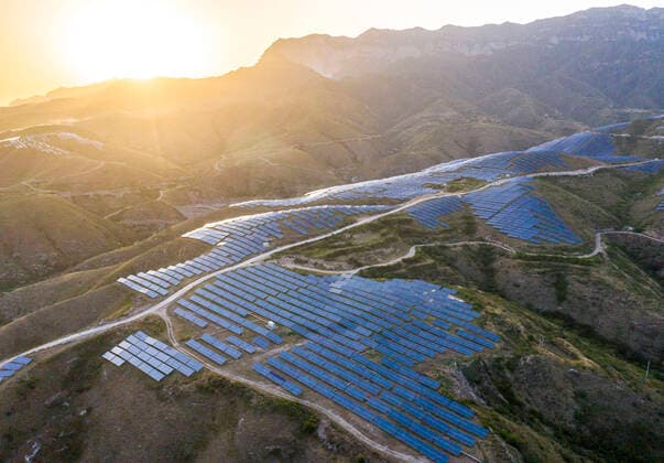 IMAGO Nature: Unsere Erde, Energiequellen, Photovoltaik JISHAN, CHINA - JUNE 03: Aerial view of solar panels at a 50MW photovoltaic power station operated by State Power Investment Corporation (SPIC) on barren mountains on June 3, 2020 in Jishan County, Shanxi Province of China.  Copyright: xVCGx CFP111286529591