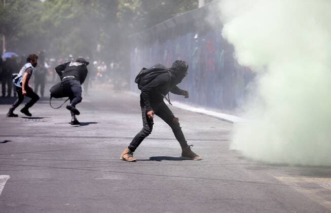 A group of people protests at the surroundings of the United States Embassy in Mexico City, Mexico, 05 June 2020. Dozens of protesters vandalized the United States Embassy and the sourroundings in the Mexican capital on Friday in protest of the alleged murder of George Floyd, an African American who died at the hands of the police more than 10 days ago in Minneapolis. EFE Sáshenka Gutiérrez Vandalize US Embassy in Mexico during protest on alleged killing of George Floyd !ACHTUNG: NUR REDAKTIONELLE NUTZUNG!  Copyright: xSáshenkaxGutiérrezx MEX2177 20200605-637269972168684400
