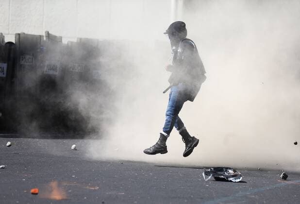 A group of people protests at the surroundings of the United States Embassy in Mexico City, Mexico, 05 June 2020. Dozens of protesters vandalized the United States Embassy and the sourroundings in the Mexican capital on Friday in protest of the alleged murder of George Floyd, an African American who died at the hands of the police more than 10 days ago in Minneapolis. EFE Sáshenka Gutiérrez Vandalize US Embassy in Mexico during protest on alleged killing of George Floyd !ACHTUNG: NUR REDAKTIONELLE NUTZUNG!  Copyright: xSáshenkaxGutiérrezx MEX2195 20200606-637270001156534991