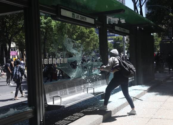 A group of people protests at the surroundings of the United States Embassy in Mexico City, Mexico, 05 June 2020. Dozens of protesters vandalized the United States Embassy and the sourroundings in the Mexican capital on Friday in protest of the alleged murder of George Floyd, an African American who died at the hands of the police more than 10 days ago in Minneapolis. EFE Sáshenka Gutiérrez Vandalize US Embassy in Mexico during protest on alleged killing of George Floyd !ACHTUNG: NUR REDAKTIONELLE NUTZUNG!  Copyright: xSáshenkaxGutiérrezx MEX2187 20200606-637270001163410036