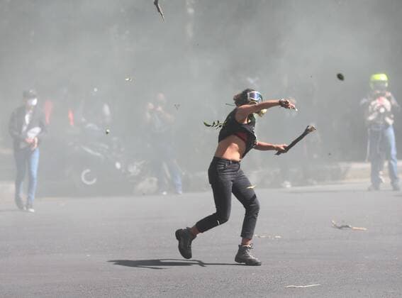 A group of people protests at the surroundings of the United States Embassy in Mexico City, Mexico, 05 June 2020. Dozens of protesters vandalized the United States Embassy and the sourroundings in the Mexican capital on Friday in protest of the alleged murder of George Floyd, an African American who died at the hands of the police more than 10 days ago in Minneapolis. EFE Sáshenka Gutiérrez Vandalize US Embassy in Mexico during protest on alleged killing of George Floyd !ACHTUNG: NUR REDAKTIONELLE NUTZUNG!  Copyright: xSáshenkaxGutiérrezx MEX2192 20200606-637270001177160125