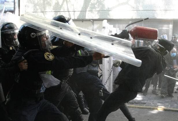 Demonstrators clash with police during a protest in front of the US Embassy in Mexico City, Mexico, 05 June 2020. Dozens of protesters vandalized the United States Embassy in the Mexican capital this Friday in protest on the deaths of the African American George Floyd at the hands of the Police in Minneapolis and the Mexican Giovanni Lopez after being detained in Jalisco. People identified with the anarchist movement threw stones, glass bottles and Molotov bombs around the diplomatic headquarters. Demonstrators vandalize the US Embassy in Mexico claiming justice for George Floyd !ACHTUNG: NUR REDAKTIONELLE NUTZUNG!  Copyright: xJoséxPazosx MEX2206 20200606-637270046528392987