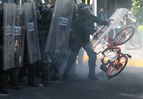 Demonstrators clash with police during a protest in front of the US Embassy in Mexico City, Mexico, 05 June 2020. Dozens of protesters vandalized the United States Embassy in the Mexican capital this Friday in protest on the deaths of the African American George Floyd at the hands of the Police in Minneapolis and the Mexican Giovanni Lopez after being detained in Jalisco. People identified with the anarchist movement threw stones, glass bottles and Molotov bombs around the diplomatic headquarters. Demonstrators vandalize the US Embassy in Mexico claiming justice for George Floyd !ACHTUNG: NUR REDAKTIONELLE NUTZUNG!  Copyright: xJoséxPazosx MEX2210 20200606-637270046546518116