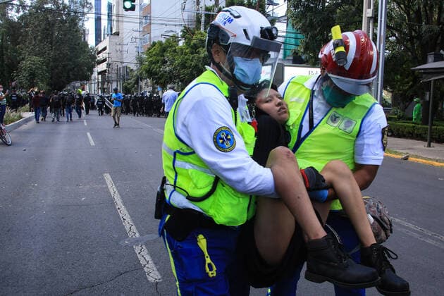 An injured protester ,15, is treated by paramedics outside of Casa Jalisco after confront officers during riots in response over the police killing of Giovanni Lopez, 30, Thousand of protesters gathered demanding justice for Giovanni after he died in police custody on June 5, 2020 In Mexico City, Mexico. Where: Mexico City, Mexico When: 05 Jun 2020 Credit: Eyepix Cover Images **EDITORIAL USE ONLY** Copyright: xOwenxGranadosx 40547688 EDITORIAL USE ONLY. NOT FOR USE BY NEWSPAPERS BASED IN THE UK.