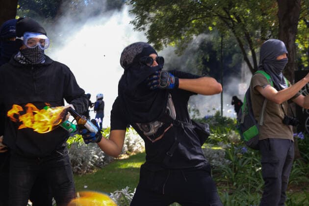 A protester throws molotov bomb as they clash with officers outside of Casa Jalisco during riots in response over the police killing of Giovanni Lopez, 30, Thousand of protesters gathered demanding justice for Giovanni after he died in police custody on June 5, 2020 In Mexico City, Mexico. Where: Mexico City, Mexico When: 05 Jun 2020 Credit: Eyepix Cover Images **EDITORIAL USE ONLY** Copyright: xOwenxGranadosx 40547690 EDITORIAL USE ONLY. NOT FOR USE BY NEWSPAPERS BASED IN THE UK.