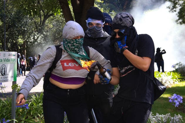 A protester throws molotov bomb as they clash with officers outside of Casa Jalisco during riots in response over the police killing of Giovanni Lopez, 30, Thousand of protesters gathered demanding justice for Giovanni after he died in police custody on June 5, 2020 In Mexico City, Mexico. Where: Mexico City, Mexico When: 05 Jun 2020 Credit: Eyepix Cover Images **EDITORIAL USE ONLY** Copyright: xOwenxGranadosx 40547691 EDITORIAL USE ONLY. NOT FOR USE BY NEWSPAPERS BASED IN THE UK.
