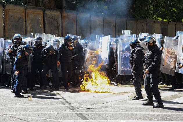 A officers confront protesters outside of Casa Jalisco during riots in response over the police killing of Giovanni Lopez, 30, Thousand of protesters gathered demanding justice for Giovanni after he died in police custody on June 5, 2020 In Mexico City, Mexico. Where: Mexico City, Mexico When: 05 Jun 2020 Credit: Eyepix Cover Images **EDITORIAL USE ONLY** Copyright: xOwenxGranadosx 40547692 EDITORIAL USE ONLY. NOT FOR USE BY NEWSPAPERS BASED IN THE UK.