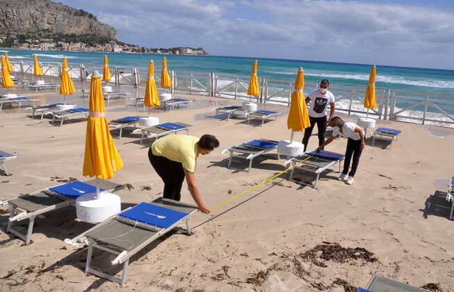 Bilder des Jahres 2020, News 06 Juni News Themen der Woche KW23 Palermo. Coronavirus reopens the equipped beach in Mondello, with the false departure for the storm that invades deckchairs and umbrellas. (Alessandro Fucarini. Fotogramma, Palermo - 2020-06-06) p.s. la foto e utilizzabile nel rispetto del contesto in cui e stata scattata, e senza intento diffamatorio del decoro delle persone rappresentate  Copyright: xAlessandroxFucarini.x xFOTOGRAMMAx