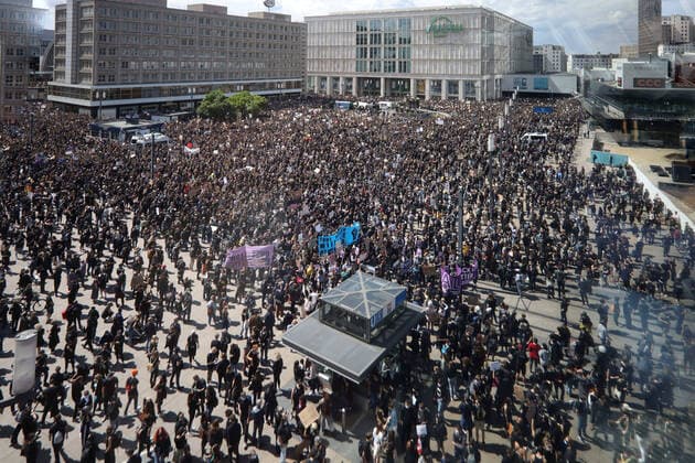 Bilder des Jahres 2020, News 06 Juni News Themen der Woche KW23 News Bilder des Tages 06.06.2020, Berlin - Deutschland. Menschen versammeln sich zur Silent Demo auf dem Alexanderplatz, um wegen des Todes des Afroamerikaners George Floyd gegen Polizeigewalt zu protestieren. *** 06 06 2020, Berlin Germany People gather for the Silent Demo at Alexanderplatz to protest against police violence because of the death of African-American George Floyd