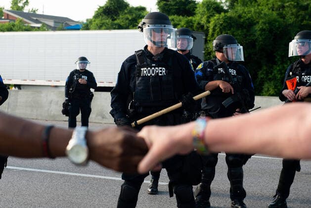 Bilder des Jahres 2020, News 06 Juni News Themen der Woche KW23 News Bilder des Tages June 6, 2020, St. Charles, Missouri, U.S: Civil rights protesters join hands in front of police wearing riot gear in St. Charles, Missouri. St. Charles U.S. - ZUMAc246 20200606_znp_c246_016 Copyright: xJamesxCooperx