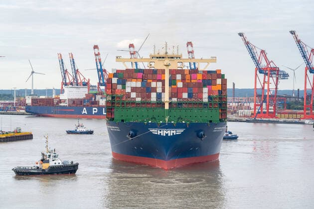Bilder des Jahres 2020, News 06 Juni News Themen der Woche KW23 News Bilder des Tages Größtes Containerschriff der Welt im Hamburger Hafen - Hyundai Merchant Marine - Frachter HMM Algeciras legt am Container Terminal Burchardkai der HHLA in Hamburg Waltershof an -;Größtes Containerschriff der Welt im Hamburger Hafen - Hyundai Merchant Marine - Frachter HMM Algeciras legt am Container Terminal Burchardkai der HHLA in Hamburg Waltershof an -, Hamburg Hamburg Deutschland Hamburger Hafen *** Worlds largest container ship in the Port of Hamburg Hyundai Merchant Marine Frachter HMM Algeciras docks at HHLAs Container Terminal Burchardkai in Hamburg Waltershof Worlds largest container ship in the Port of Hamburg Hyundai Merchant Marine Frachter HMM Algeciras docks at HHLAs Container Terminal Burchardkai in Hamburg Waltershof , H