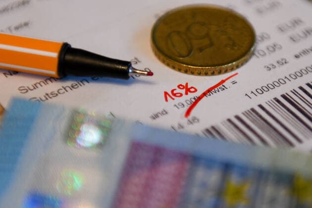 VAT shown on a receipt, VAT rates crossed out on a receipt, symbol photo for reduced VAT to boost the economy Stuttgart Baden Württemberg Germany Stuttgart Copyright: xonw-images.de MariusxBullingx