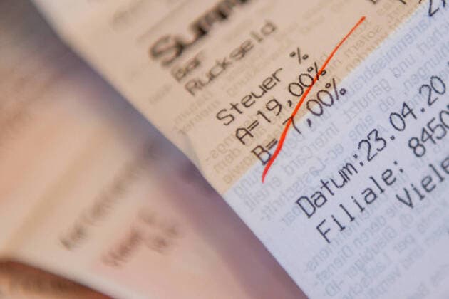VAT shown on a receipt, VAT rates crossed out on a receipt, symbol photo for reduced VAT to boost the economy Stuttgart Baden Württemberg Germany Stuttgart Copyright: xonw-images.de MariusxBullingx