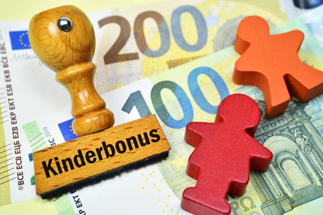 PHOTOMONTAGE, stamp with inscription child bonus and child figures on banknotes, symbol photo 300 Euro child bonus ** NUR FUER REDAKTIONELLE ZWECKE ** EDITORIAL USE ONLY **