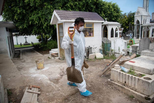 June 7, 2020, Coatepec, Veracruz, Mo xico: A crew of municipal pantheon workers carry out work to bury a woman who died of COVID-19 in Coatepec, Veracruz. With this death, the beginning of the maximum peak of infections in the entity begins, according to data from the Ministry of Health. Coatepec MÃ xico - ZUMAqp1_ 20200607_zip_qp1_001 Copyright: xHectorxAdolfoxQuintanarxPerezx