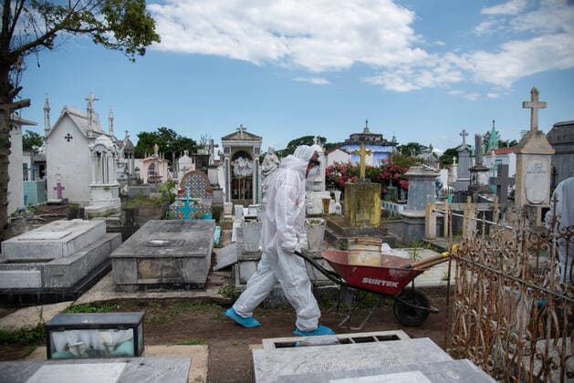 June 7, 2020, Coatepec, Veracruz, Mo xico: A crew of municipal pantheon workers carry out work to bury a woman who died of COVID-19 in Coatepec, Veracruz. With this death, the beginning of the maximum peak of infections in the entity begins, according to data from the Ministry of Health. Coatepec MÃ xico - ZUMAqp1_ 20200607_zip_qp1_004 Copyright: xHectorxAdolfoxQuintanarxPerezx