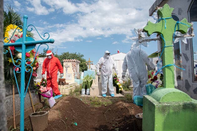 June 7, 2020, Coatepec, Veracruz, Mo xico: A crew of municipal pantheon workers carry out work to bury a woman who died of COVID-19 in Coatepec, Veracruz. With this death, the beginning of the maximum peak of infections in the entity begins, according to data from the Ministry of Health. Coatepec MÃ xico - ZUMAqp1_ 20200607_zip_qp1_011 Copyright: xHectorxAdolfoxQuintanarxPerezx