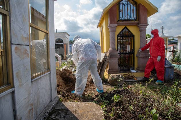 June 7, 2020, Coatepec, Veracruz, Mo xico: A crew of municipal pantheon workers carry out work to bury a woman who died of COVID-19 in Coatepec, Veracruz. With this death, the beginning of the maximum peak of infections in the entity begins, according to data from the Ministry of Health. Coatepec MÃ xico - ZUMAqp1_ 20200607_zip_qp1_015 Copyright: xHectorxAdolfoxQuintanarxPerezx