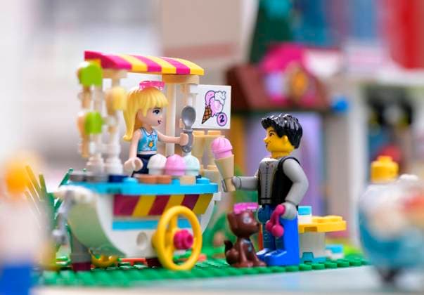 08.06.2020, Lego-Spielzeug im Kinderzimmer, Szene im Sommer, Mann beim Eis-Wagen mit Eistüte in der Hand. 08.06.2020, Lego-Spielzeug im Kinderzimmer 08.06.2020, Lego-Spielzeug im Kinderzimmer *** 08 06 2020, Lego toys in the childrens room, scene in summer, man at the ice cream cart with ice cream cone in his hand 08 06 2020, Lego toys in the childrens room 08 06 2020, Lego toys in the childrens room