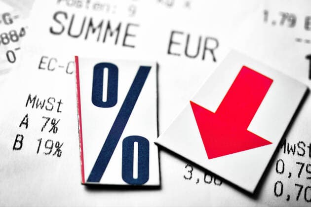 Percentage sign and downward pointing arrow on receipts, symbolic photo for VAT reduction to stimulate the economy ** NUR FUER REDAKTIONELLE ZWECKE ** EDITORIAL USE ONLY **