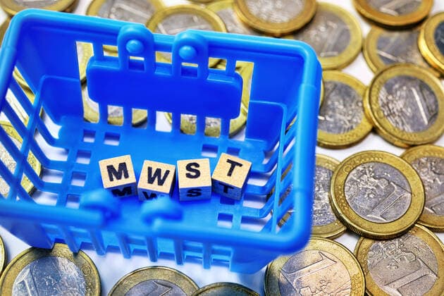 Letter cubes form the abbreviation of value-added tax in a shopping basket, symbolic photo for reducing value-added tax to stimulate the economy ** NUR FUER REDAKTIONELLE ZWECKE ** EDITORIAL USE ONLY **