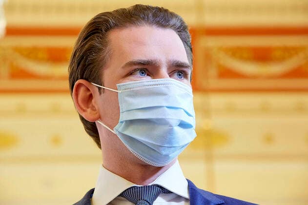 Bilder des Jahres 2020, News 06 Juni News Themen der Woche KW24 News Bilder des Tages - Wien 08.06.2020 - Coronavirus-Krise - Am Nachmittag meldetetn mehrere Medien dass es eine Einigung zwischen Regierung und Austrian Airlines (AUA) gegeben habe. So soll die, zur Lufthansa Group gehörende AUA 450 Mio. Euro von der Republik Österreich bekommen, 300 Mio. davon als Kreditgarantie und weitere 150 Mio. als Eigenkapital. Die Lufthansa wird laut Medien weitere 150 Mio. Euro zuschießen. Die Marke AUA soll erhalten bleiben. Am Nachmittag gab es einer Pressekonferenz der Regierung. PHOTO: (v.L) Vizekanzler Werner Kogler (Grüne), Bundeskanzler Sebastian Kurz (ÖVP), Finanzminister Gernot Blümel (ÖVP), Vienna (Austria) - Coronavirus crises - In the afternoon, several media reported that an agreement had been reached between the 