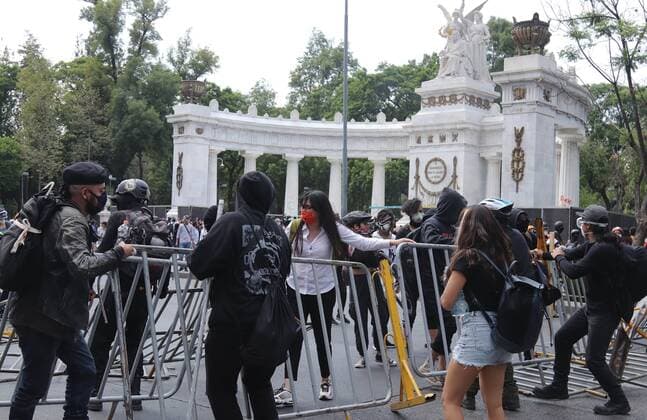 Hooded youth participate in the demonstration called Justice for Melanie on the main avenues of Mexico City, Mexico, 08 June 2020. A hundred hooded men, who marched in protest at the attack suffered by a minor last Friday by police officers, destroyed urban furniture and shop windows in the capital on Monday. EFE José Pazos A hundred hooded men destroy shop windows in Mexico City !ACHTUNG: NUR REDAKTIONELLE NUTZUNG!  Copyright: xJoséxPazosx MEX2371 20200609-637272592506584138