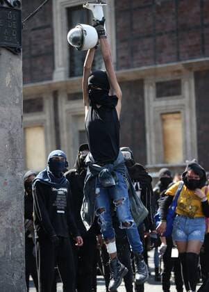 Hooded youth participate in the demonstration called Justice for Melanie on the main avenues of Mexico City, Mexico, 08 June 2020. A hundred hooded men, who marched in protest at the attack suffered by a minor last Friday by police officers, destroyed urban furniture and shop windows in the capital on Monday. EFE Sashenka Gutierrez A hundred hooded men destroy shop windows in Mexico City !ACHTUNG: NUR REDAKTIONELLE NUTZUNG!  Copyright: xSáshenkaxGutiérrezx MEX2383 20200609-637272618106818876