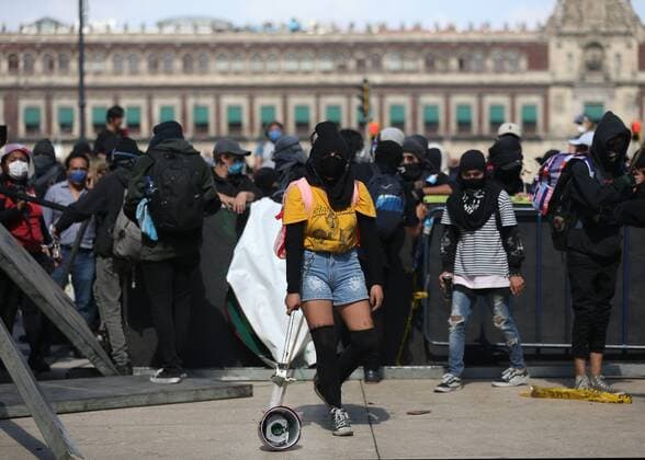Hooded youth participate in the demonstration called Justice for Melanie on the main avenues of Mexico City, Mexico, 08 June 2020. A hundred hooded men, who marched in protest at the attack suffered by a minor last Friday by police officers, destroyed urban furniture and shop windows in the capital on Monday. EFE Sashenka Gutierrez A hundred hooded men destroy shop windows in Mexico City !ACHTUNG: NUR REDAKTIONELLE NUTZUNG!  Copyright: xSáshenkaxGutiérrezx MEX2384 20200609-637272618114318943