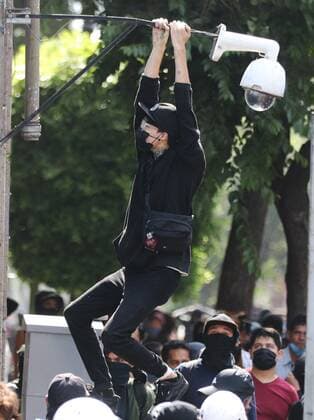 Hooded youth participate this Monday in the demonstration called Justice for Melanie on the main avenues of Mexico City, México 8 Junio 2020. A hundred hooded people marched this Monday in Mexico City causing damage to public furniture and several commercial premises demanding justice for the police violence registered in recent days in the country. March causes damage in Mexico City against police violence !ACHTUNG: NUR REDAKTIONELLE NUTZUNG!  Copyright: xJoséxPazosx MEX2393 20200609-637272667180539404
