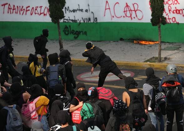 Hooded youth participate this Monday in the demonstration called Justice for Melanie on the main avenues of Mexico City, Mexico 8 June 2020. A hundred hooded people marched this Monday in Mexico City causing damage to public furniture and several commercial premises demanding justice for the police violence registered in recent days in the country. March causes damage in Mexico City against police violence !ACHTUNG: NUR REDAKTIONELLE NUTZUNG!  Copyright: xSáshenkaxGutiérrezx MEX2405 20200609-637272687123559819