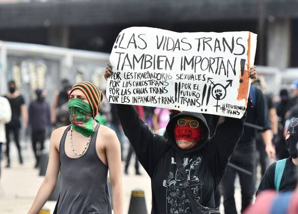 A person displays a poster supporting the trans community during the demonstration called Justice for Melanie on the main avenues of Mexico City, México 8 Junio 2020. A hundred hooded people marched this Monday in Mexico City causing damage to public furniture and several commercial premises demanding justice for the police violence registered in recent days in the country. March causes damage in Mexico City against police violence !ACHTUNG: NUR REDAKTIONELLE NUTZUNG!  Copyright: xJorgexNunezx AME5262 20200609-637272717629546882