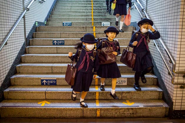 IMAGO Creative: Stadt-Dichotomien girls, Subway, entrance to Toei Oedo Line, in Roppongi station, Tokyo, Japan. Tokyo Japan Copyright: xLucasxVallecillosx LVM-Jp.Tok.9797