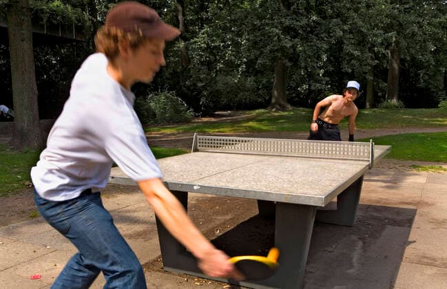 IMAGO Creative: Sport in der Stadt Tiergarten. Playing Ping Pong.Berlin. Germany Berlin Berlin Germany Copyright: xLucasxVallecillosx xVWPicsx LVM-Ber_MG_7259