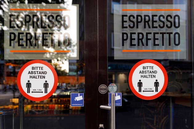 Signs at a café in downtown Cologne, 08 06 2020, indicating the contact restrictions due to the corona crisis Foto:xC.xHardtx xFuturexImage