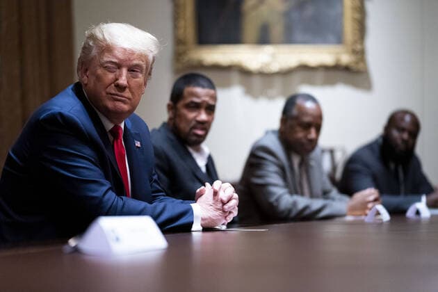 Bilder des Jahres 2020, News 06 Juni News Themen der Woche KW24 News Bilder des Tages President Donald Trump makes remarks as is surrounded by African-American supporters in the Cabinet Room of the White House in Washington, DC on Tuesday, June, 10, 2020. Trump held the meeting as part of the White House commemoration of Black History Month. Pool photo by Doug Mills  WAX20200610205 DOUGxMILLS