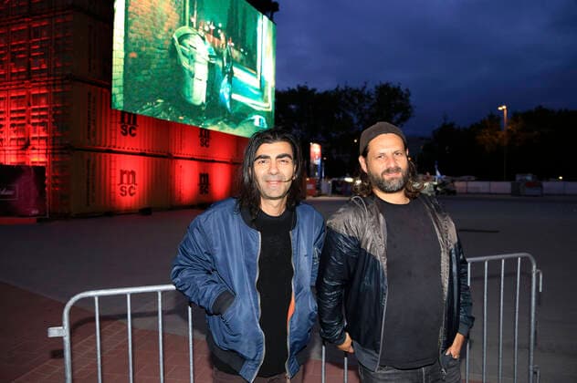 Bilder des Jahres 2020, Entertainment 06 Juni Entertainment Themen der Woche KW24 News Bilder des Tages Fatih Akin und Adam Bousdoukos beim Screening des Kinofilms Soul Kitchen im Autokino Bewegte Zeiten auf dem Heiligengeistfeld. Hamburg, 10.06.2020 *** Fatih Akin and Adam Bousdoukos at the screening of the feature film Soul Kitchen at the drive-in cinema Bewegte Zeiten on the Heiligengeistfeld Hamburg, 10 06 2020 Foto:xM.xWehnertx xFuturexImage